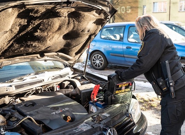 Podobno straż miejska za darmo pomaga odpalić auta. Sprawdziłem miejską legendę