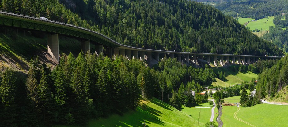 Most Lueg na trasie przez przełęcz Brenner w Austrii