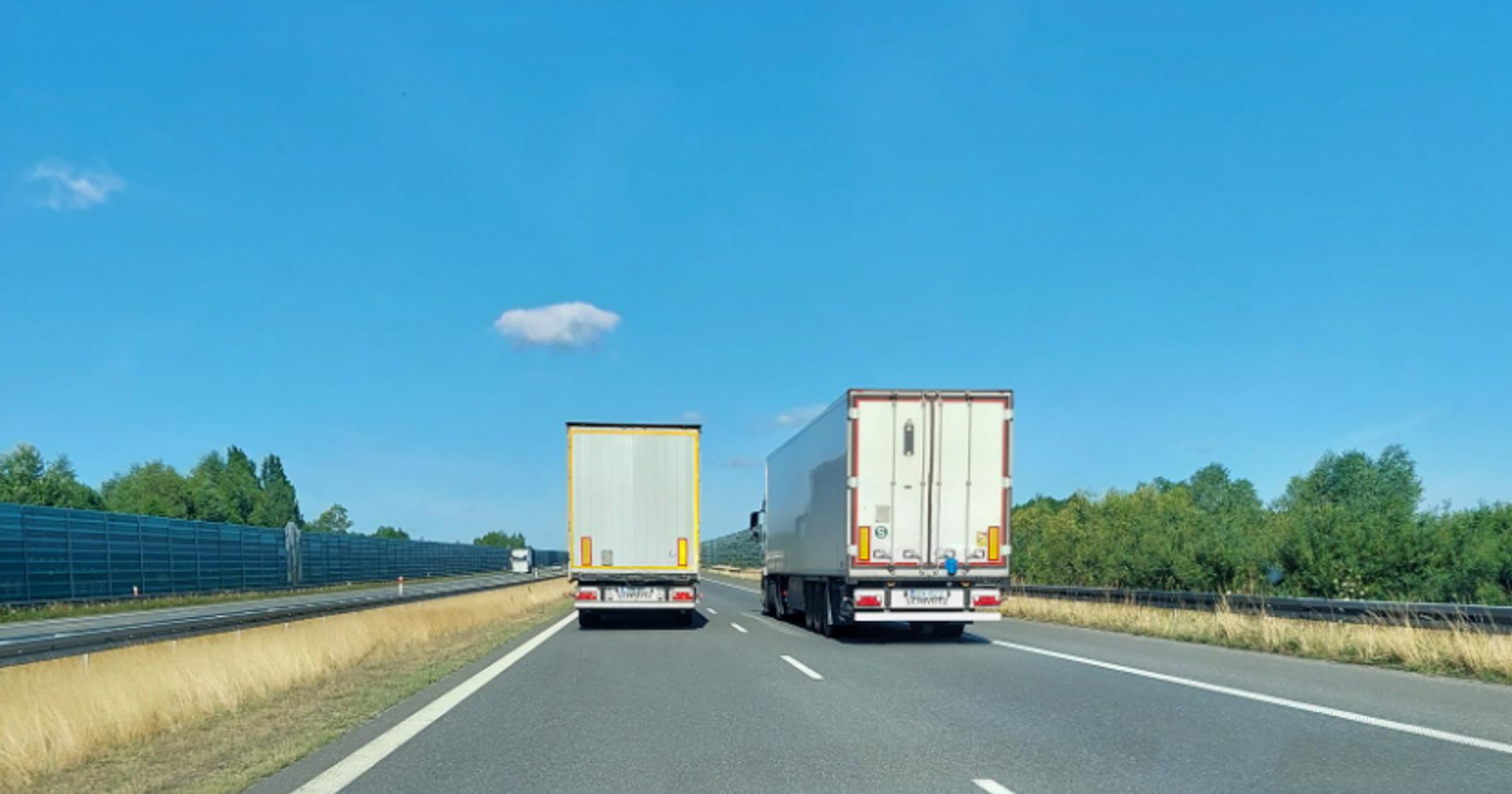 Ciężarówki na autostradzie