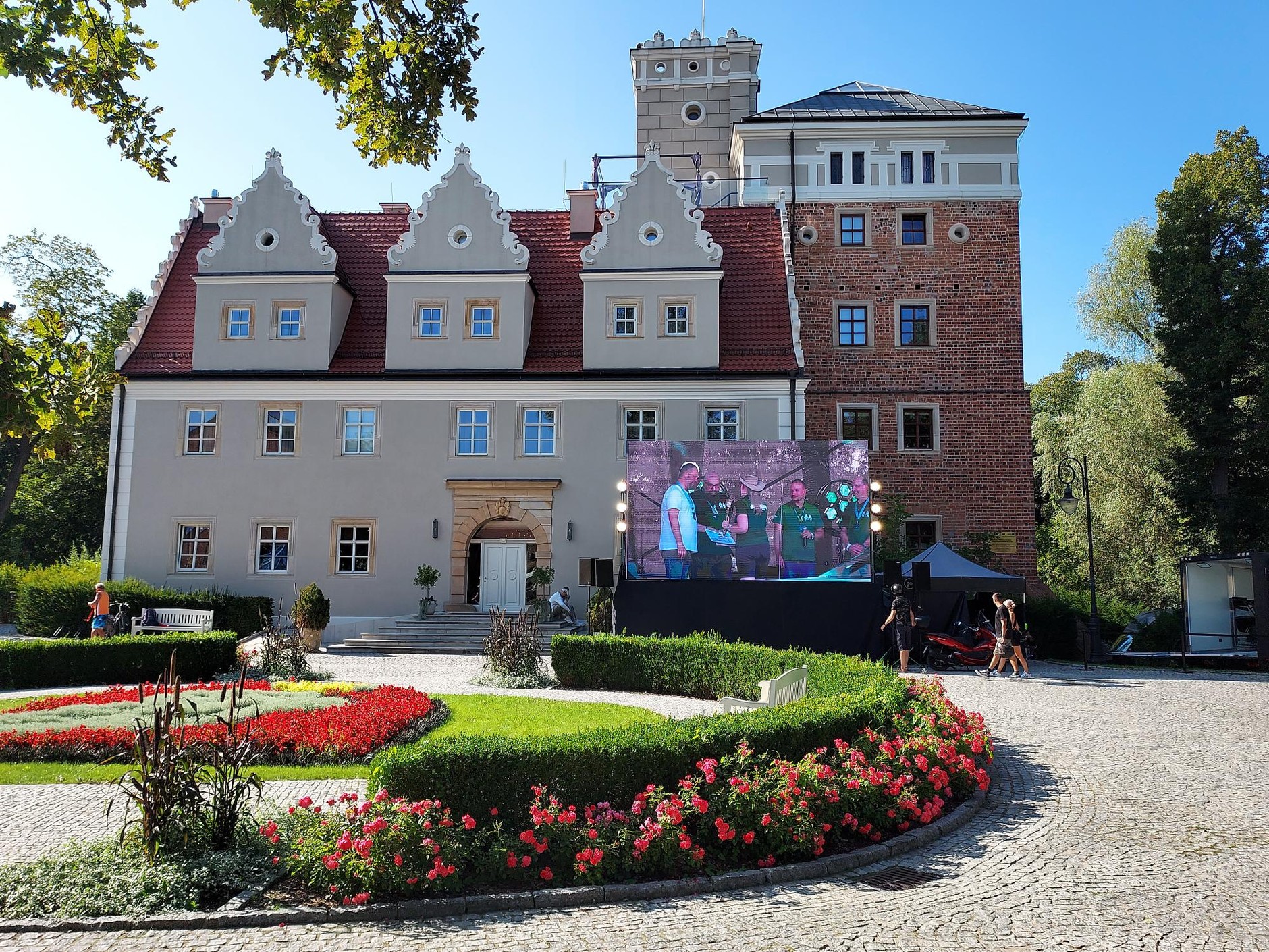 Klasyczne pojazdy na zamku Topacz 2024. Zamek Topacz