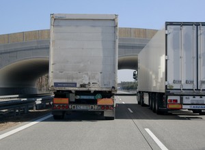 Wyprzedzanie ciężarówek stało się bardzo niebezpieczne dla kieszeni. Mandaty są drakońskie