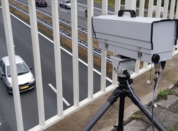 Nowy sprzęt do śledzenia kierowców z telefonem w ręku