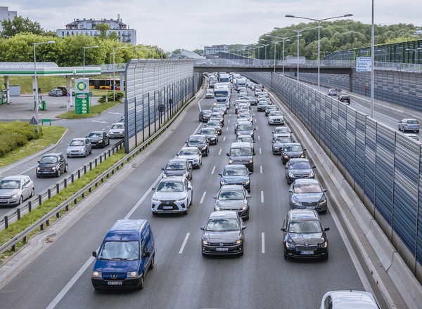 Coraz mniej samochodów w Warszawie. Zadziałały dwa czynniki