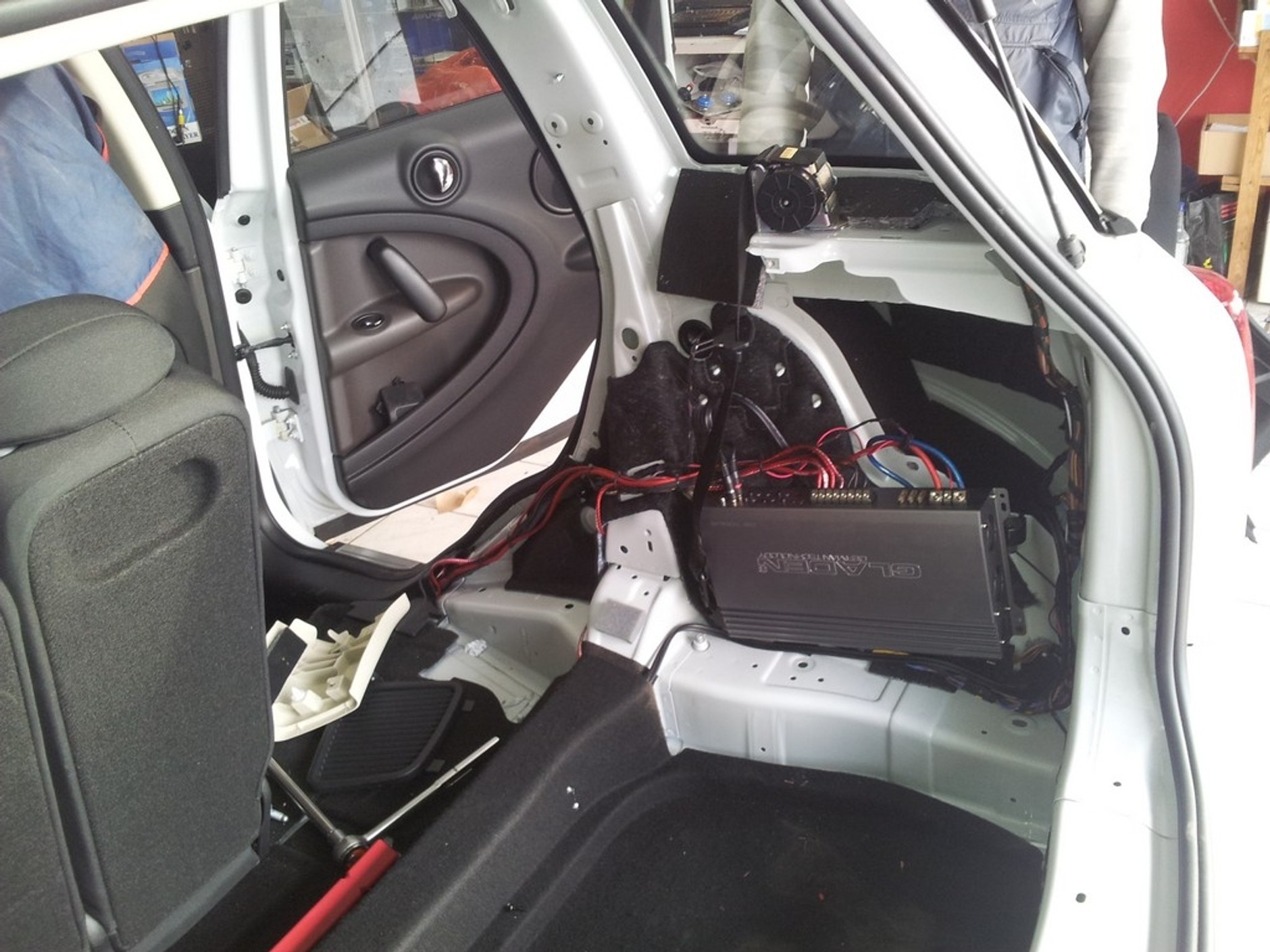 Wymiana fabrycznych głośników w Mini i BMW