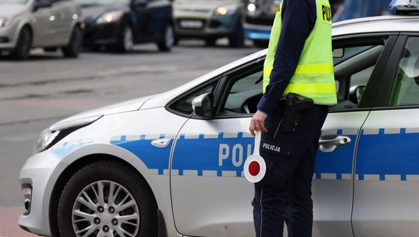 Artur Zawisza kieruje samochodem pomimo zakazu i... nic. Co za to grozi?
