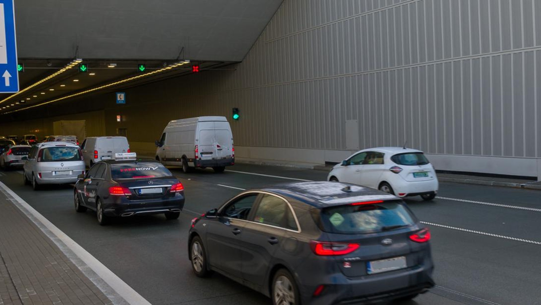 GDDKiA radzi, jak kierowcy powinni zachować się, jadąc tunelem