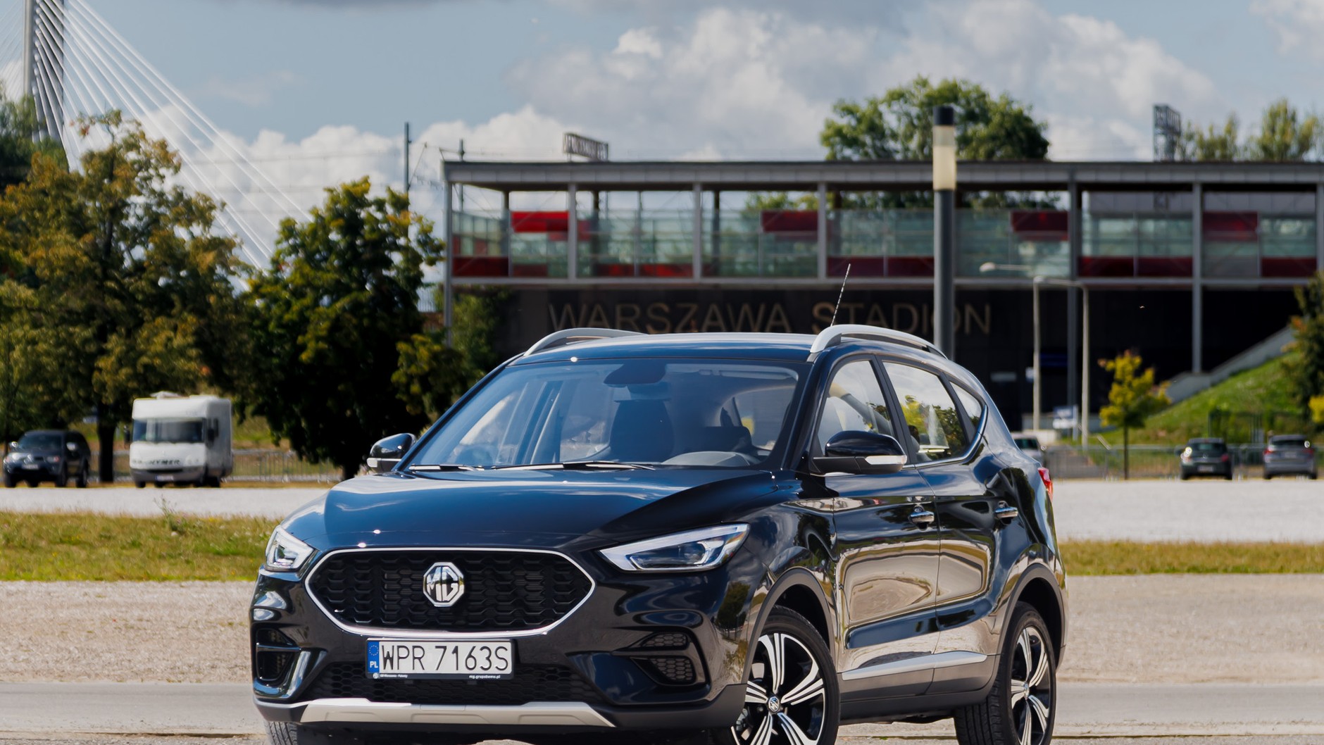 Dacia Duster kontra MG ZS. Porównanie dwóch budżetowych samochodów