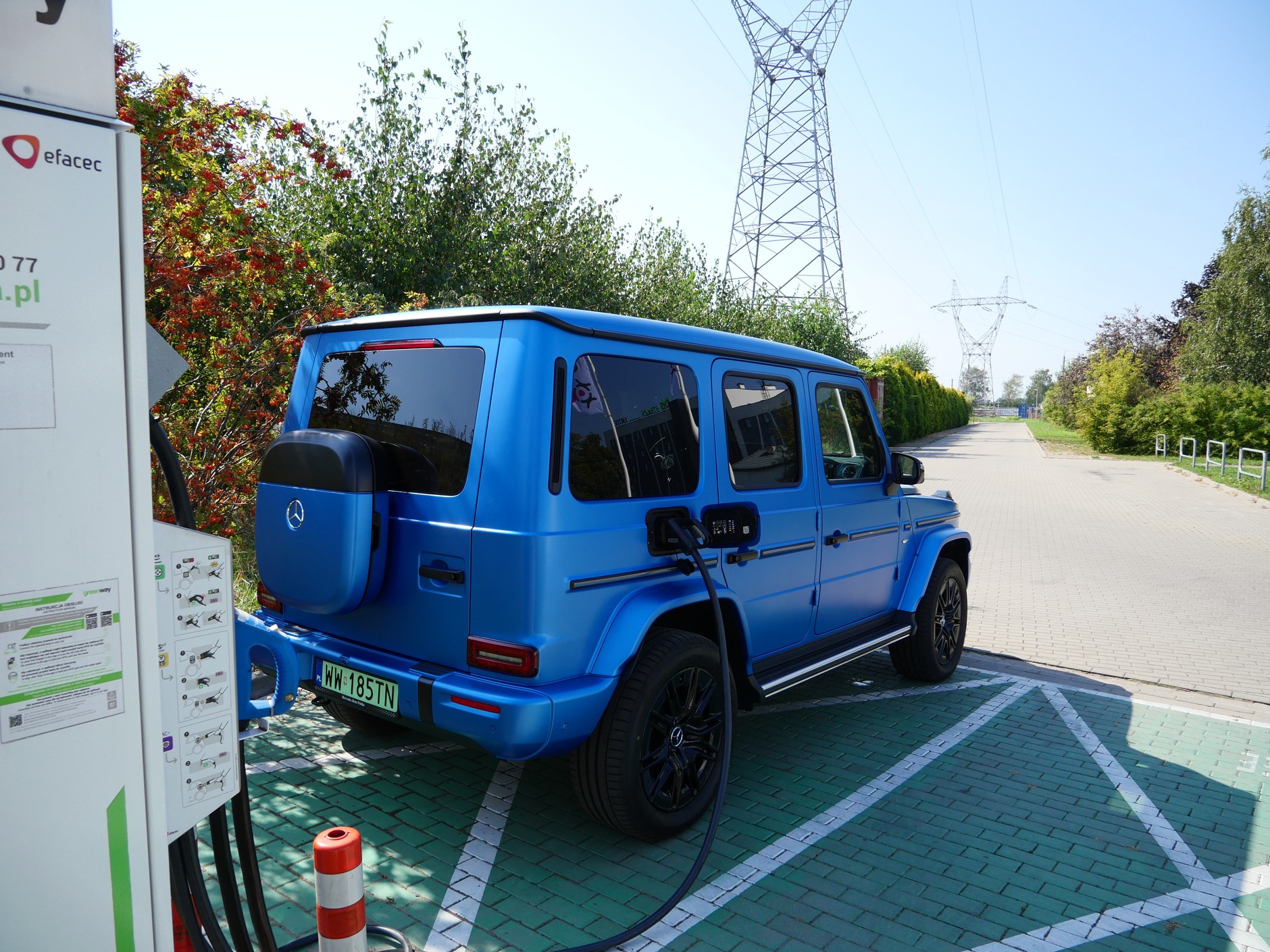 Mercedes G580 EQ to wyjątkowo prądożerny samochód. Ładowanie go na przypadkowych stacjach może kosztować majątek, w tym przypadku dobry abonament u operatora ma znaczenie.
