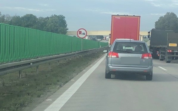 Za wyprzedzanie "na zakazie" kara jest wyższa niż za złamanie ogólnego zakazu