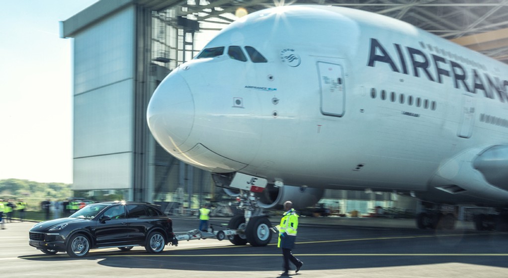 Porsche Cayenne ciągnie Airbusa A380