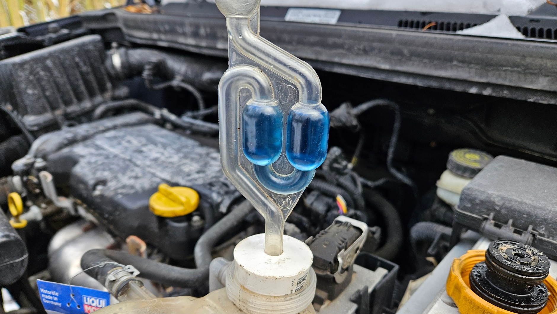 Jeżeli przez dłuższą chwilę przy rozgrzanym, pracującym silniku odczynnik nie zmieni koloru, to znaczy, że w układzie chłodzenia nie ma spalin. Jeśli płyn przebarwi się na zielono lub żółto, to jest to niepokojący sygnał.