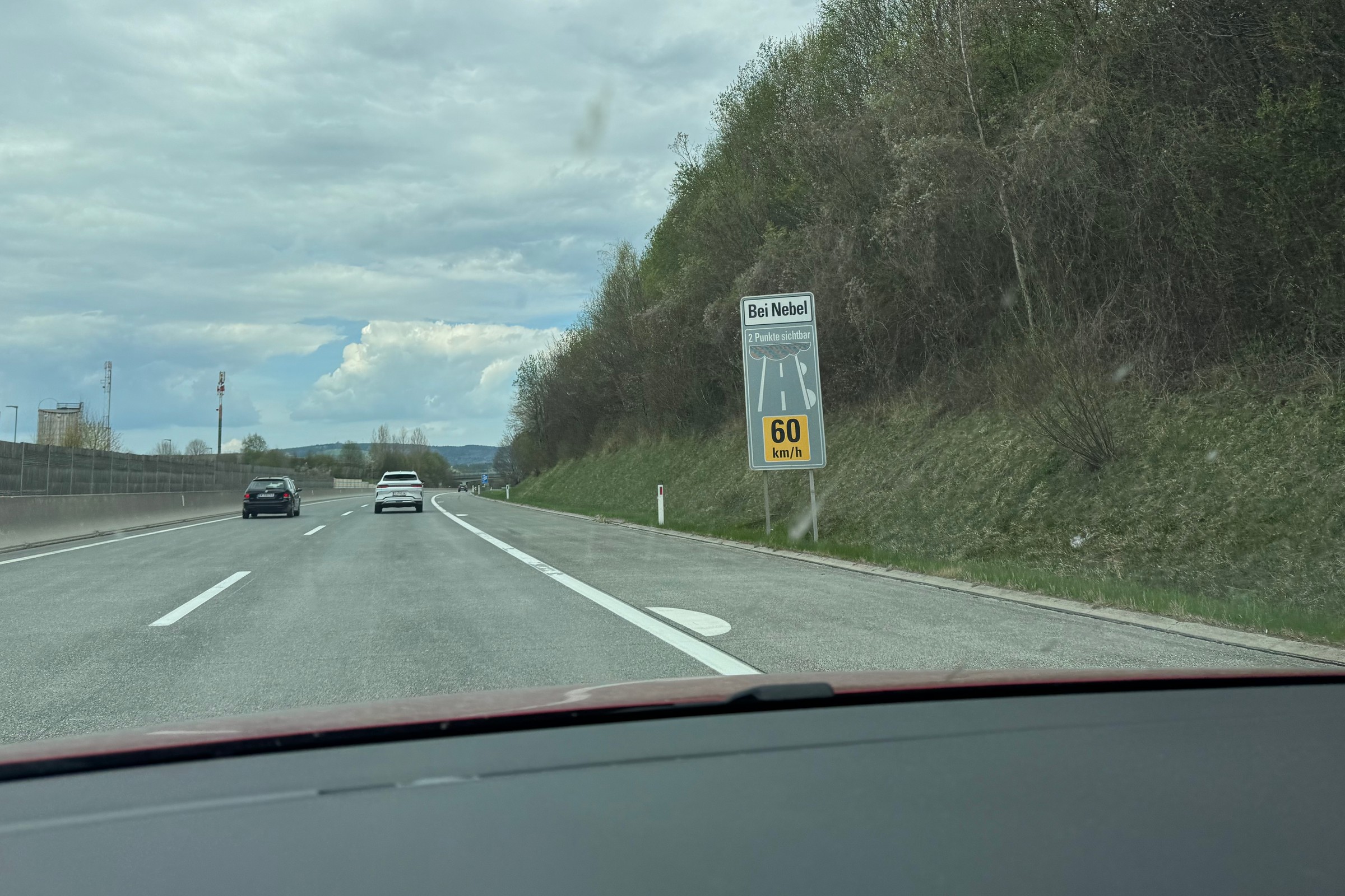 Kropki na poboczu w Austrii są używane non stop. Są efektem wielu przykrych doświadczeń