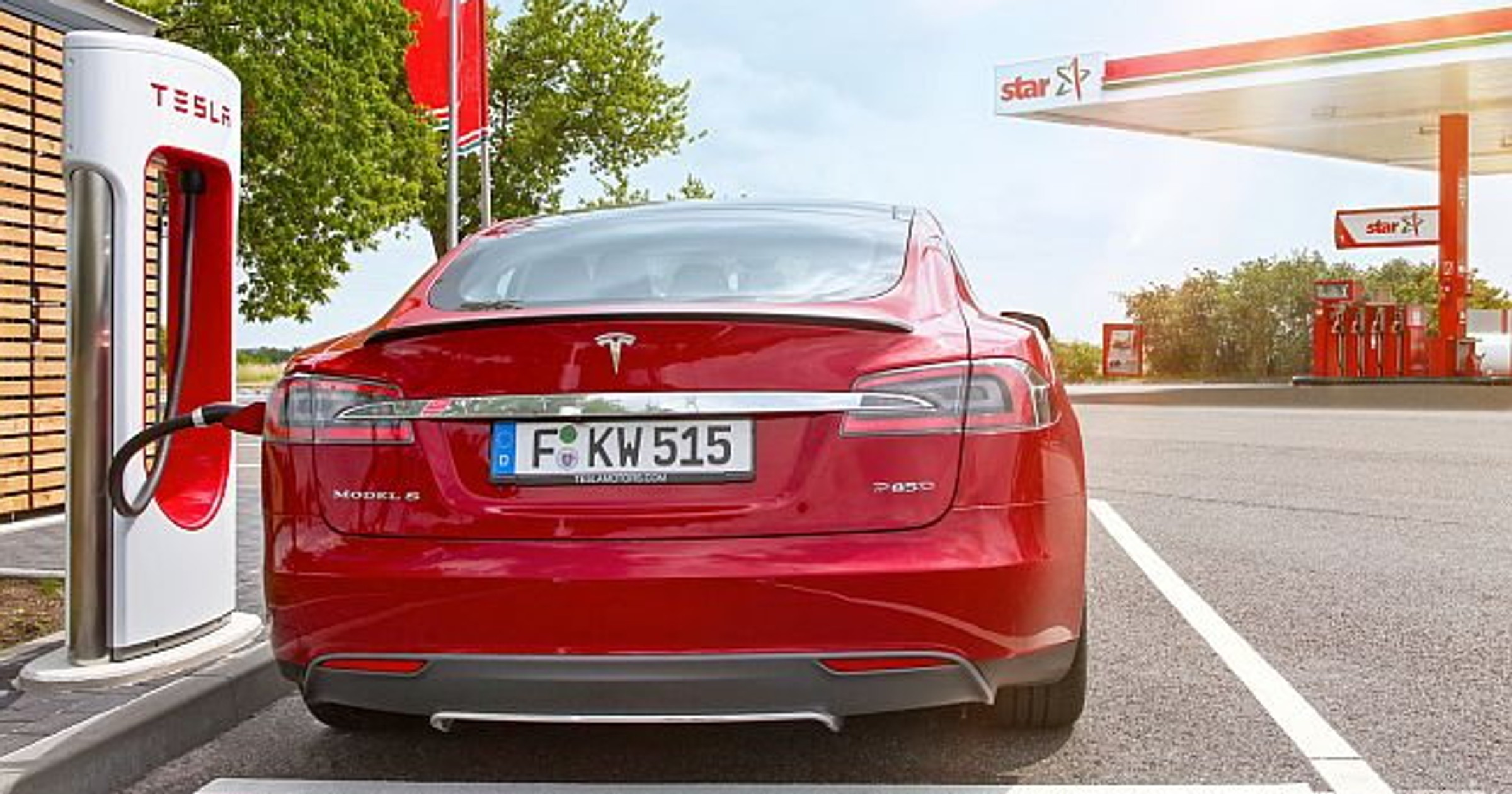 Punkt ładowania samochodów Tesla S na stacji Star w Niemczech