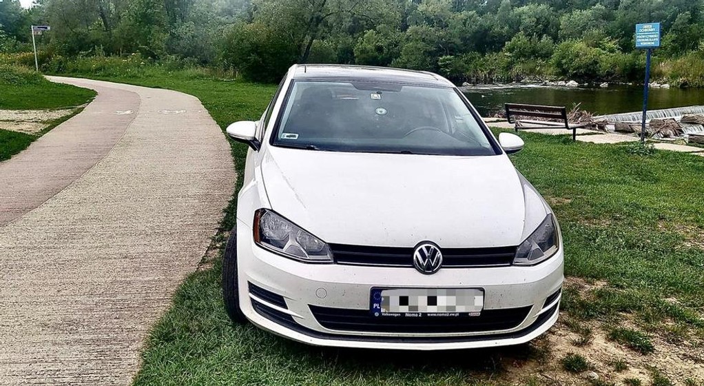 Samochód na ścieżce rowerowej