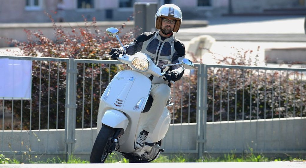 W tym roku bardzo znacząco wzrosła sprzedaż moptocykli i skuterów o pojemności silnika do 125 cm3. Na zdjęciu jeden z takich skuterów Vespa Sprint 125