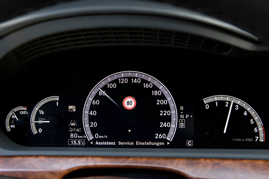 Według IEA zwolnienie o 10 km/h pozwala zaoszczędzić 11 proc. paliwa