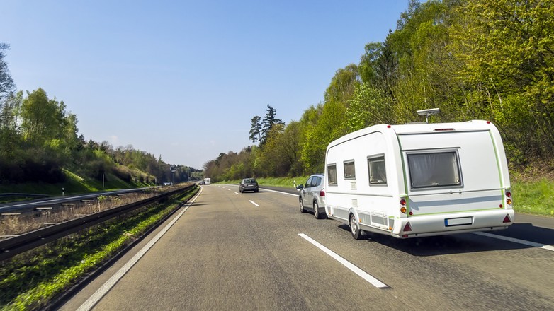 Czy kierowcy kamperów i aut osobowych z przyczepami kempingowymi mogą liczyć na obniżenie stawek za przejazd autostradami?