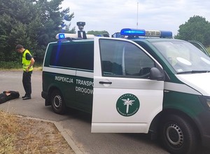 Pościg za kierowcą kampera. Po kolizji zaczął uciekać, w stacyjce miał łamak