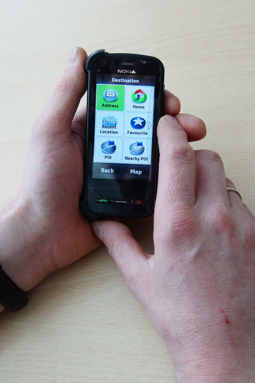 Nawigacja w telefonie? Sprawdziliśmy, która jest najlepsza