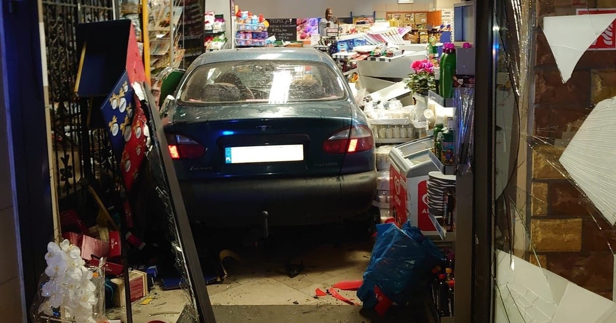 Daewoo Lanos "na zakupach" w sklepie w Borku Strzelińskim