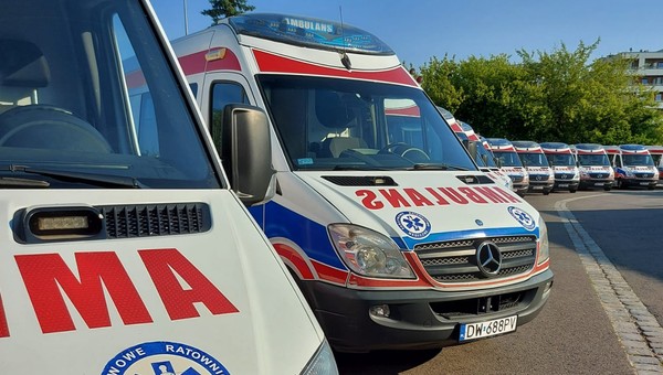 Konwój humanitarny wyruszył do Ukrainy. Trafi tam 17 karetek z Wrocławia