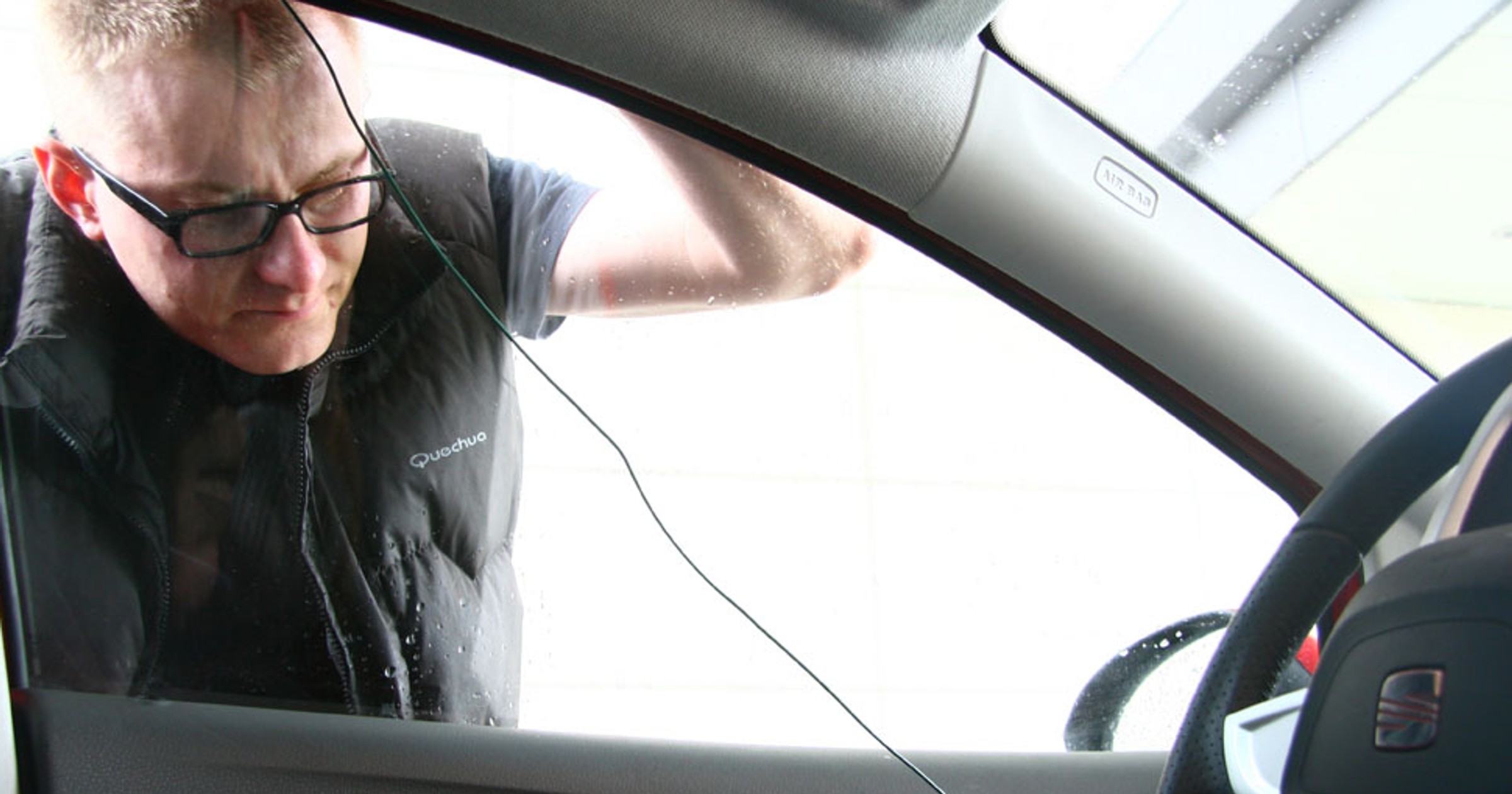 Jak otworzyć auto bez kluczyka? Poznaj słabe punkty samochodowych zamków! 