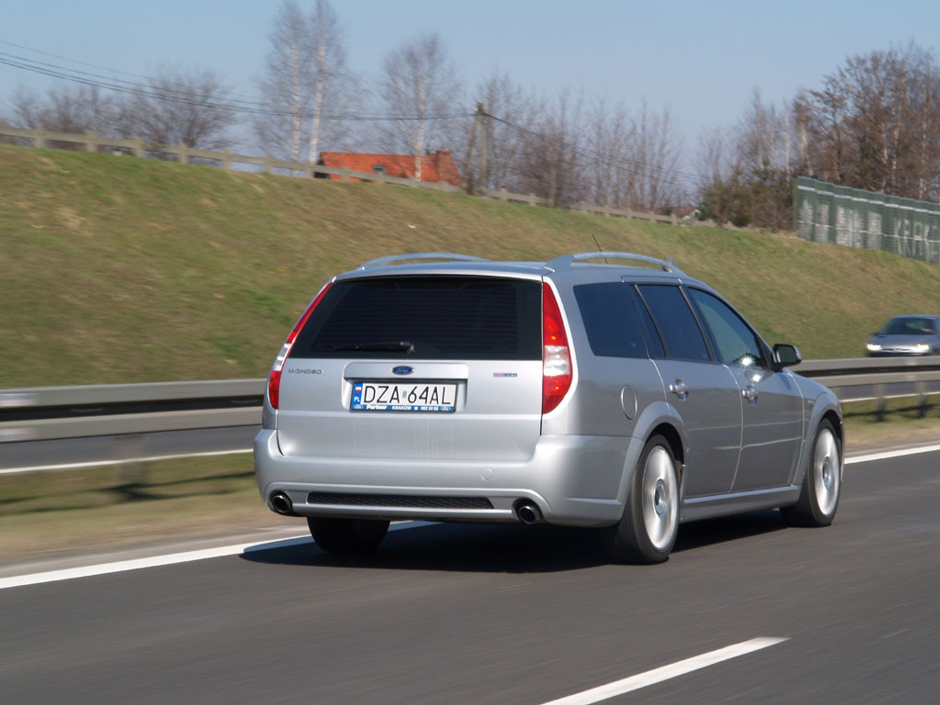 Ford Mondeo ST220: Prorodzinny Grand Tourer