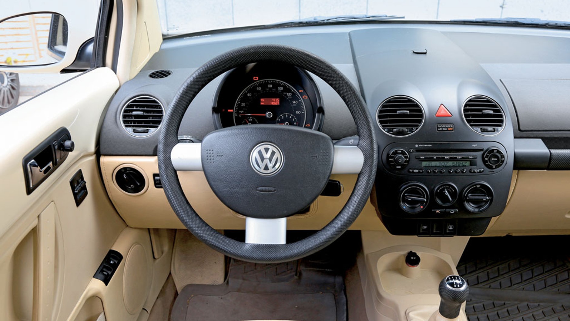 Jak to w VW – oryginalnie, ale 
w granicach zdrowego rozsądku. Zegary zgrupowano pod jednym dachem!