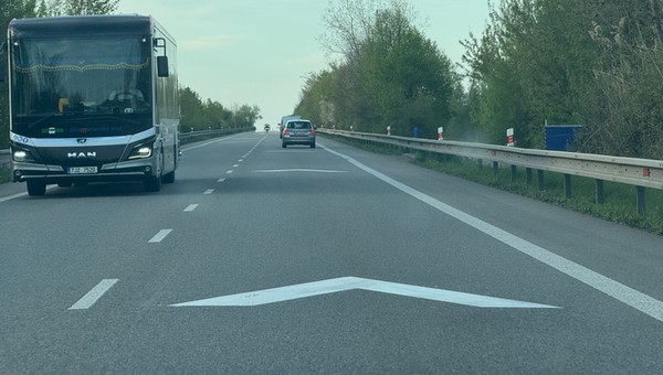 Strzałki na drodze w Czechach, określające odpowiednią odległość pomiędzy samochodami