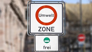 Bez tej nalepki zapłacisz wysoki mandat. Jak się przygotować do wyjazdu do Niemiec?