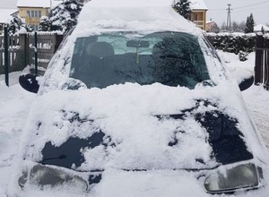 Jechał z zaspą na samochodzie. Policjanci zmierzyli warstwę śniegu