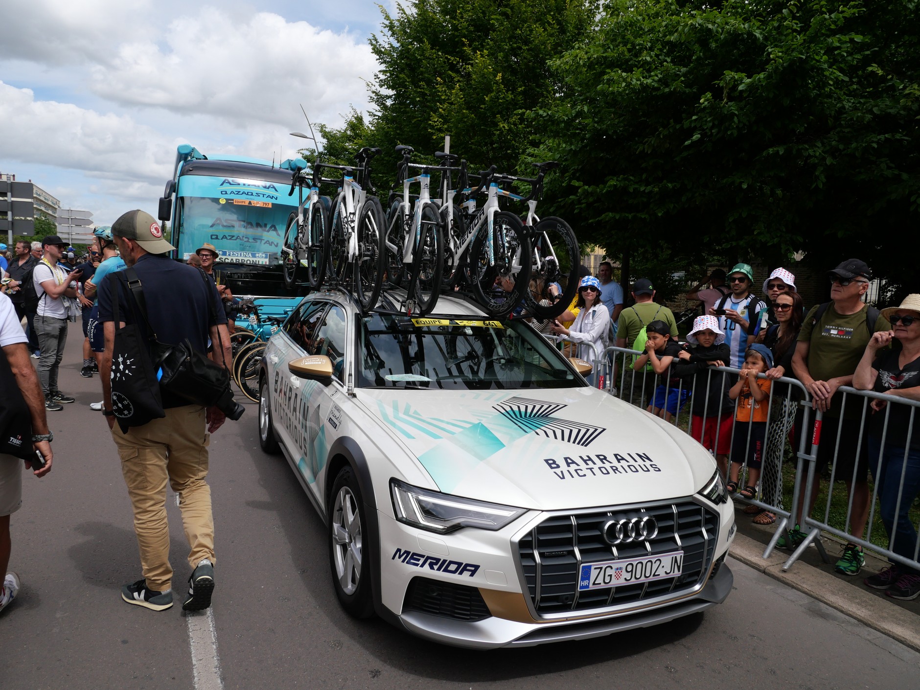 Na samochodzie serwisowym zwykle przewozi się osiem rowerów