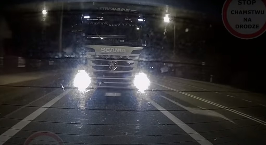 Ciężarówka poganiająca kierowcę auta osobowego