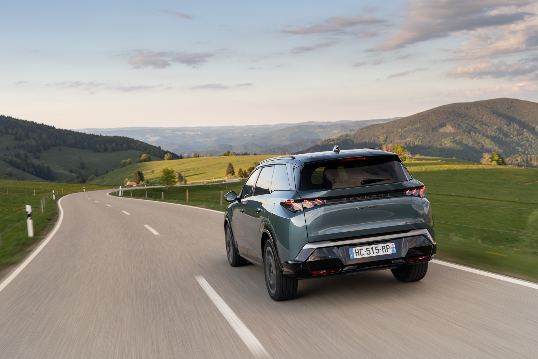 Peugeot E-5008 325 Dual Motor