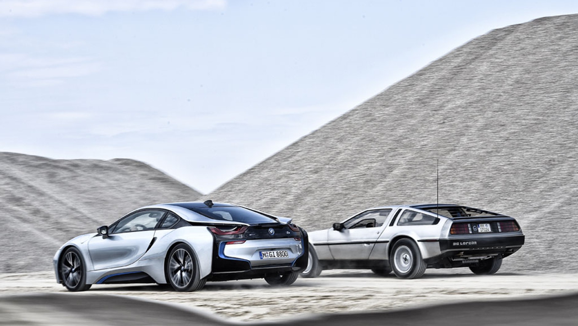 Czy auto przyszłości musi mieć skrzydła? Co za głupie pytanie, oczywiście, że tak. W BMW i8 jednak faktycznie wymusiła je karbonowa konstrukcja karoserii