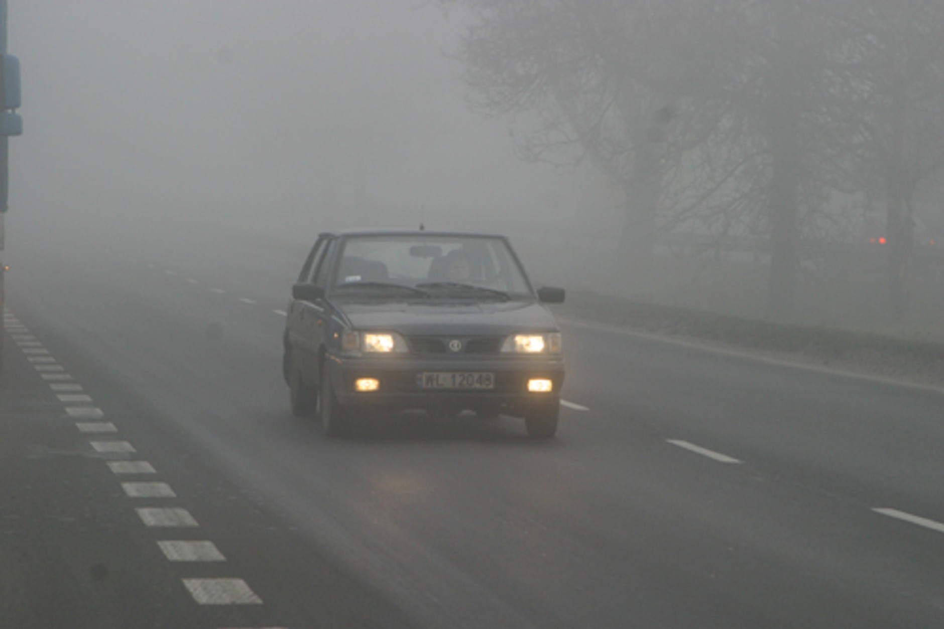 Światła w deszczu i mgle