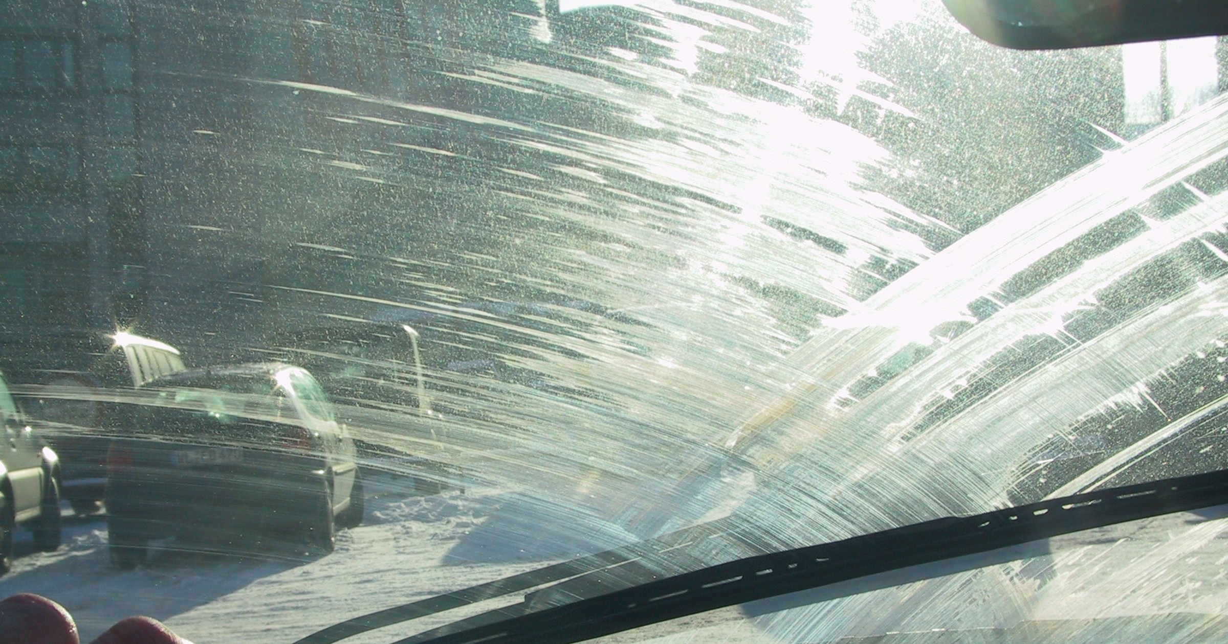 Smugi na szybie? Sól drogowa i pozostałości płynów do spryskiwaczy mogą zostawiać ślady na szkle. Jest prosty sposóbm, żeby się ich pozbyć.