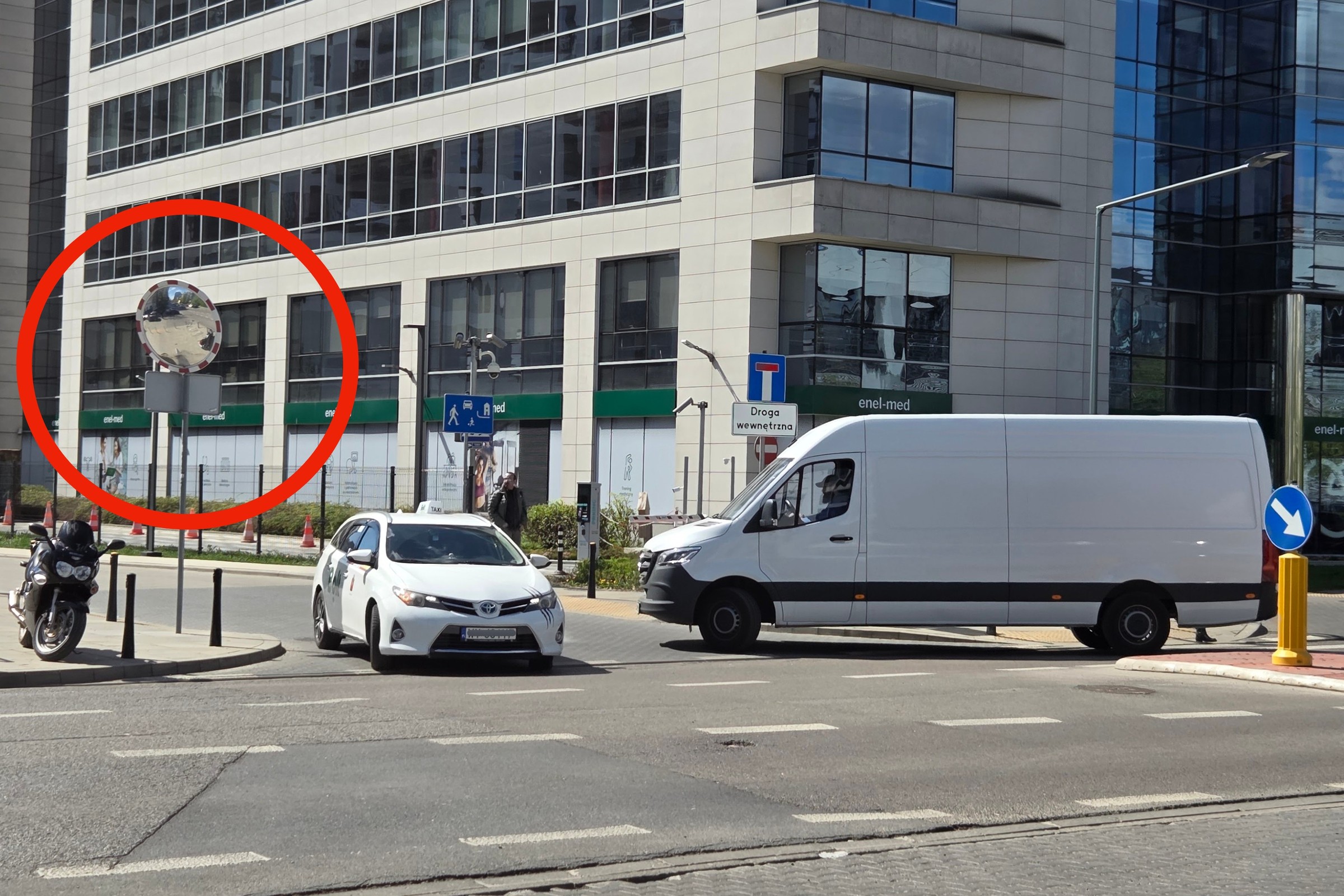 Niewidzialny znak A-7. To dlatego jesteś z prawej i NIE masz pierwszeństwa. Wyjaśniamy
