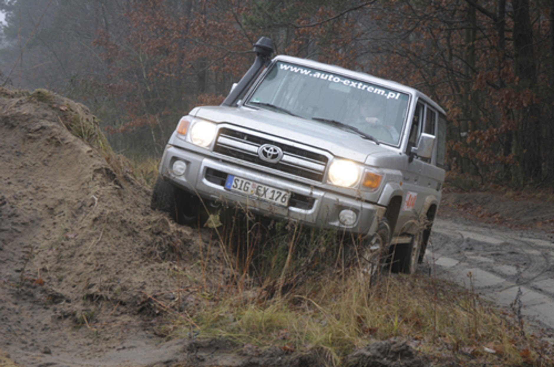 Toyota Land Cruiser HZJ 76 kontra Land Rover Defender 2.4 TD. Auta dla prawdziwych twardzieli