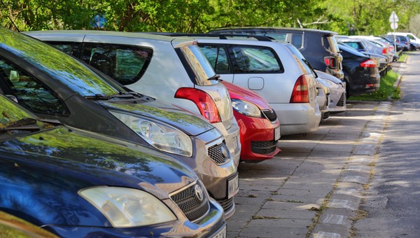 Kierowcy parkują w ten sposób codziennie. Nie zdają sobie sprawy, że niszczą auta