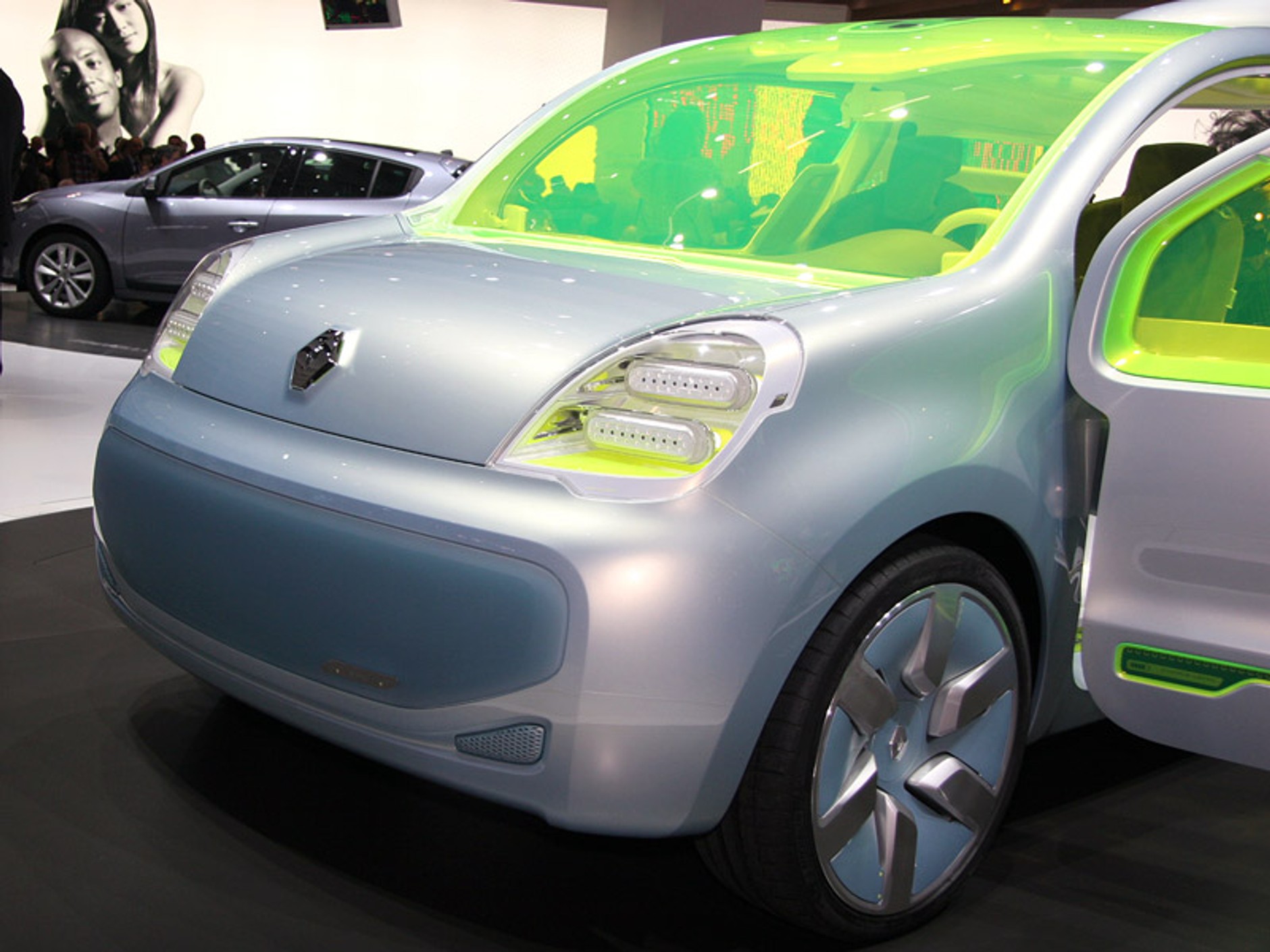 Paryż 2008: niezwykły Renault Z.E. Concept (fotogaleria + wideo)