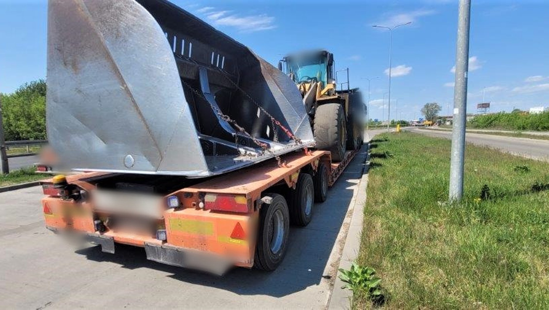 Kontrola nienormatywnego zestawu ciężarowego z przewożoną koparką i odczepioną łyżką do maszyny. Gabaryt, bez właściwego zezwolenia, zatrzymali do kontroli funkcjonariusze mazowieckiej Inspekcji Transportu Drogowego na krajowej „dziewiątce” – ulicy Stanisława Żółkiewskiego w Radomiu. Zestaw wraz z ładunkiem podzielnym ważył 58 t przy dopuszczalnych 40 t.
