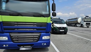 Jeden zapewne pił podczas jazdy, drugi po pijaku ruszył w trasę. Tym razem udało się uniknąć tragedii