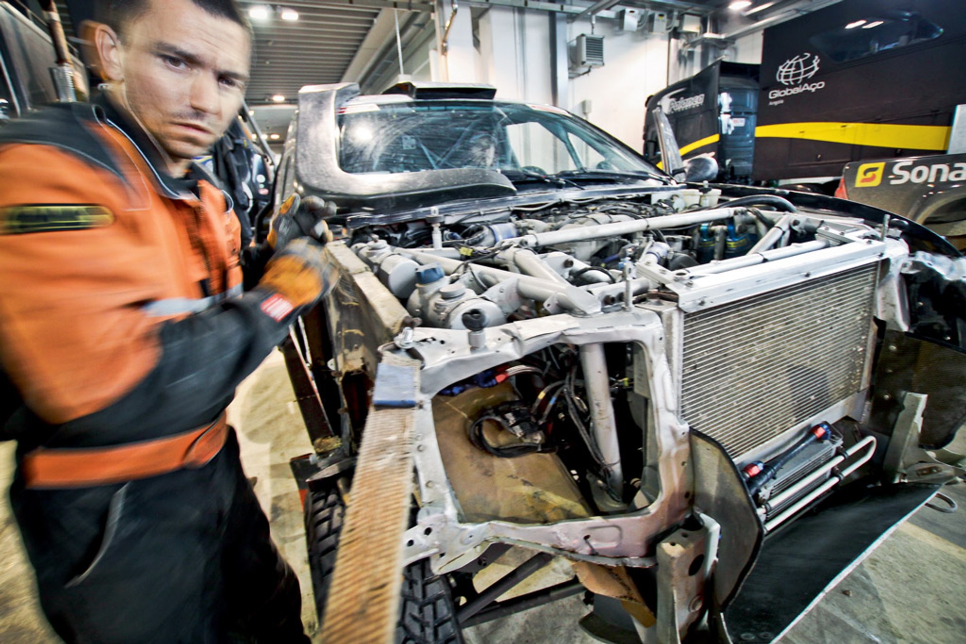 L200 rajdówka kontra seria. Czym auto Małysza różni się od typowego pikapa