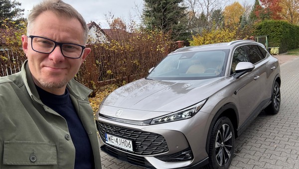 MG HS w wersji Hybrid+. Cena podstawowej wersji tego modelu spadła poniżej 120 tys. zł