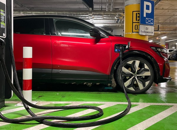 Ile samochodów elektrycznych i stacji ładowania jest już w Polsce? Najnowsze dane