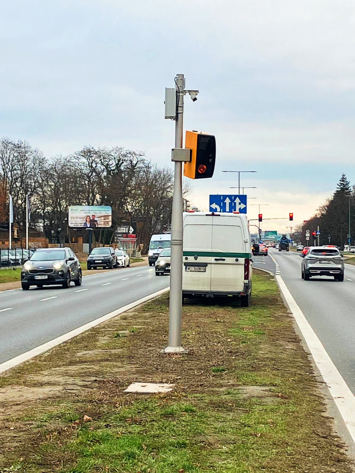 Fotoradar TraffiStar SR390: nowe urządzenia są małe i z łatwością można je przestawiać, więc to, że jednego dnia mierzą auta poruszające się w jednym kierunku, nie oznacza, że kolejnego dnia nie będą skierowane na pas w kierunku przeciwnym.