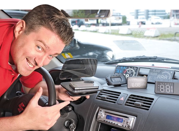 Jak zamontować wyświetlacz Head-Up? Testujemy urządzenia do samodzielnego montażu