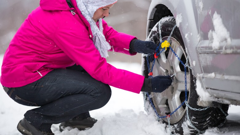 Montaż łańcuchów śniegowych