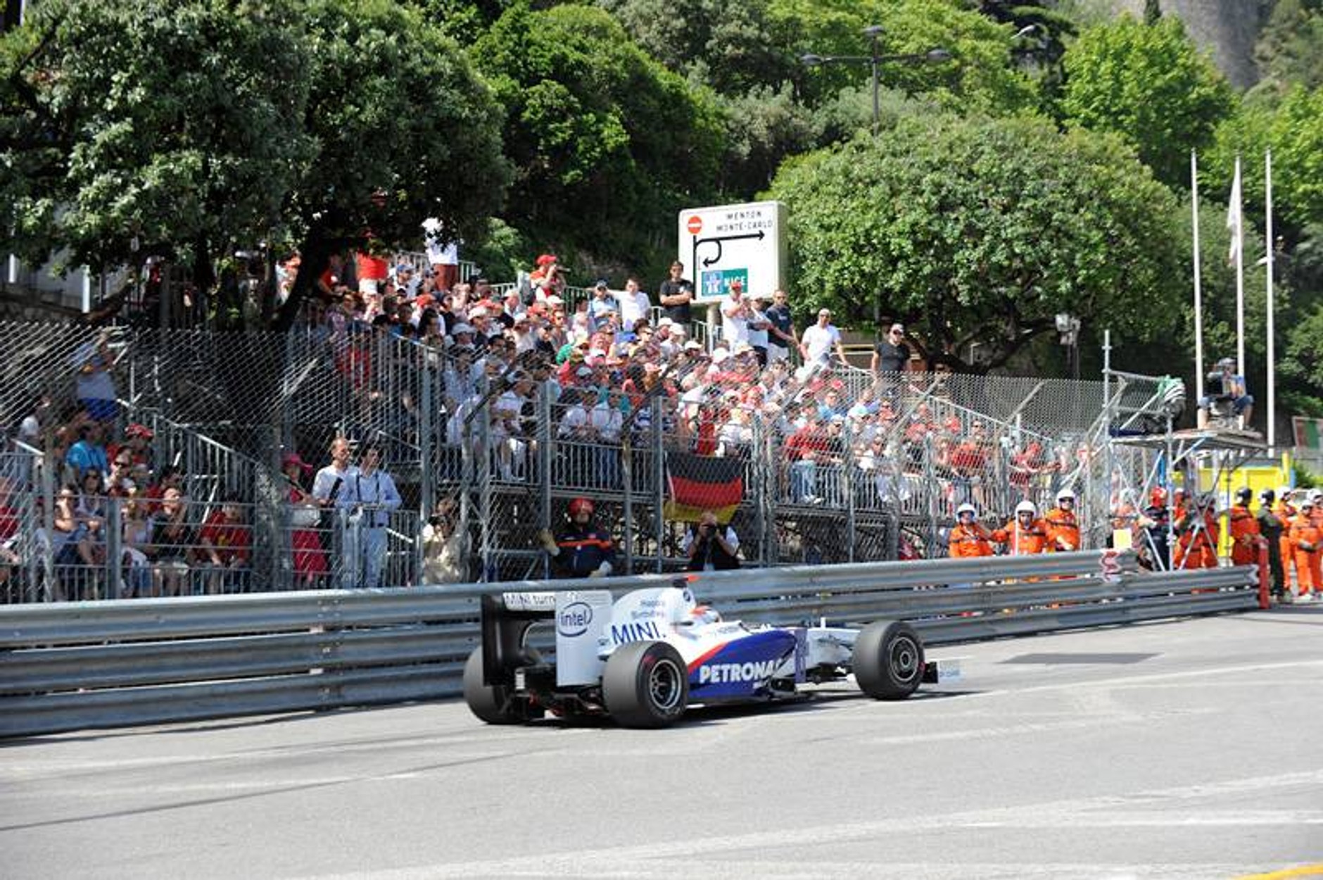 Grand Prix Monaco 2009: Button królem, Kubica w garażu (fotogaleria)